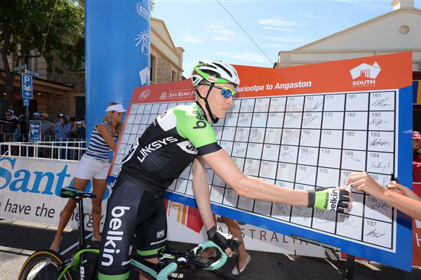 robert Gesink signs in